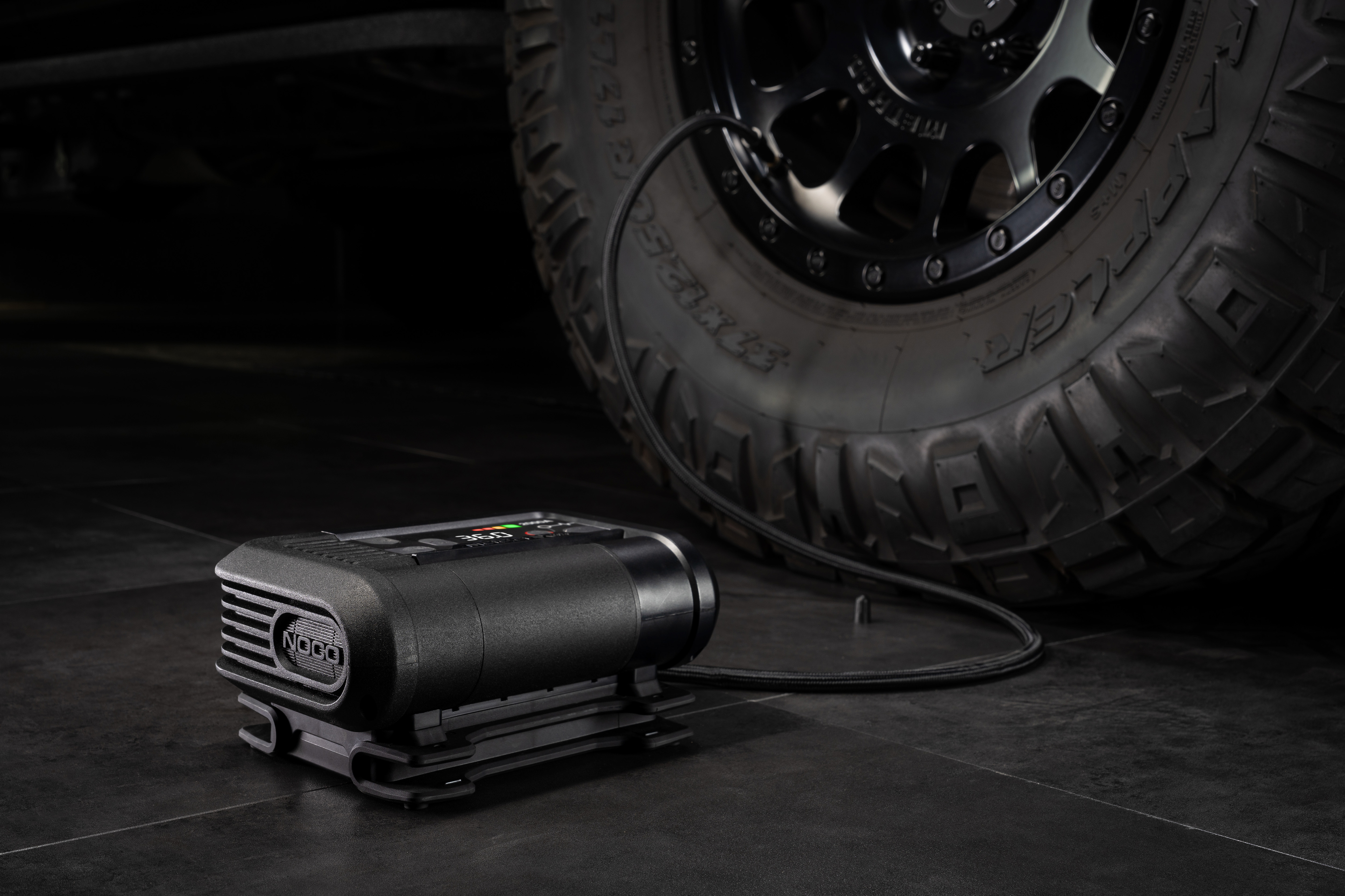 2000A Jump Starter + 67 LPM 100 PSI Air Compressor